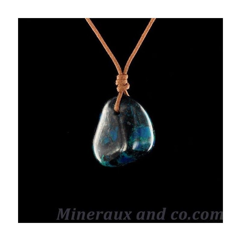 Pendentif en chrysocolle roulée sur lien de coton.