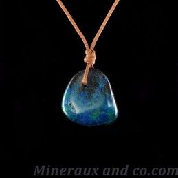 Pendentif en chrysocolle roulée sur lien de coton.