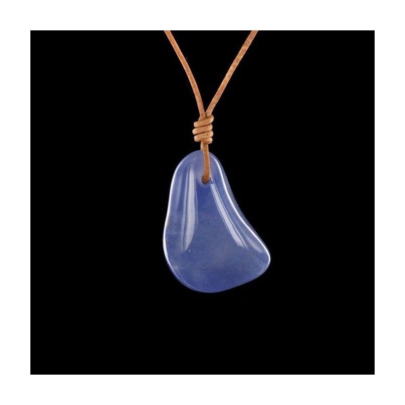 Pendentif calcédoine bleue en pierre roulée.