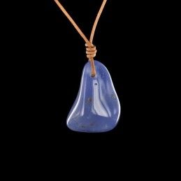 Pendentif calcédoine bleue en pierre roulée.