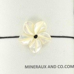 Bracelet fleur de nacre blanche et cordon noir.
