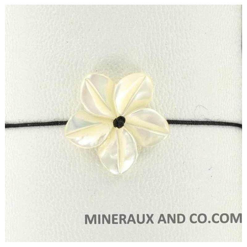 Bracelet fleur de nacre blanche et cordon noir.