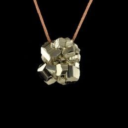 Pendentif en pyrite brute.