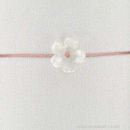Bracelet fleur de nacre monté sur cordon saumon.