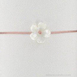 Bracelet fleur de nacre monté sur cordon saumon.