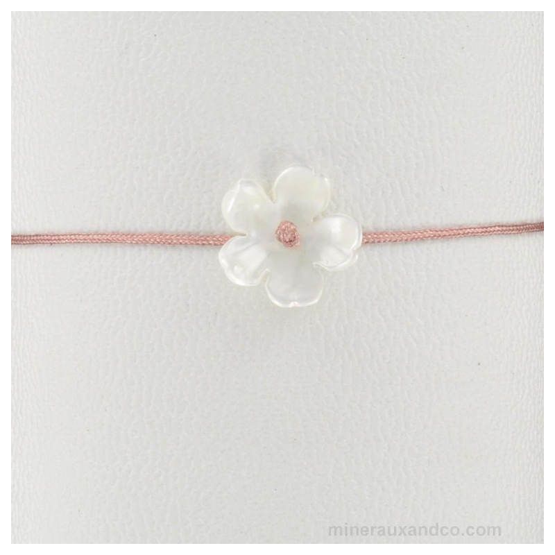 Bracelet fleur de nacre monté sur cordon saumon.