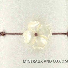 Bracelet fleur de nacre et cordon marron.