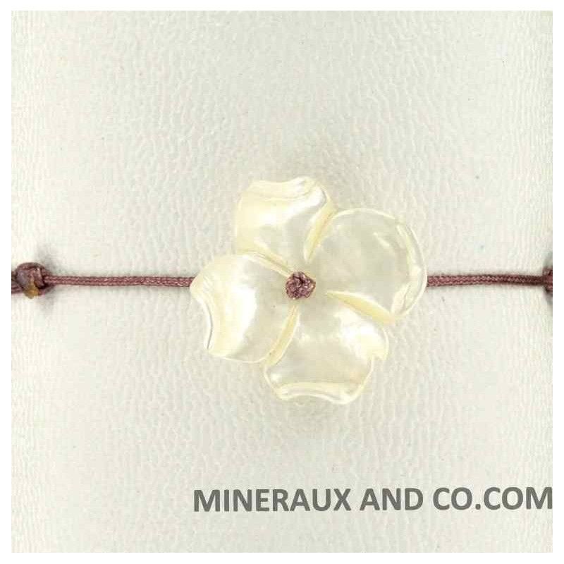 Bracelet fleur de nacre et cordon marron.