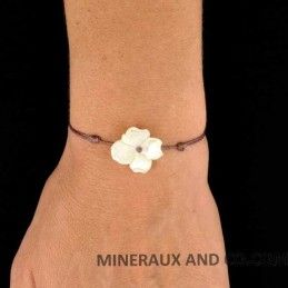 Bracelet fleur de nacre et cordon marron.