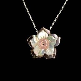 Pendentif fleurs de nacre