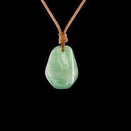 Pendentif aventurine en pierre roulée sur cordon coton.