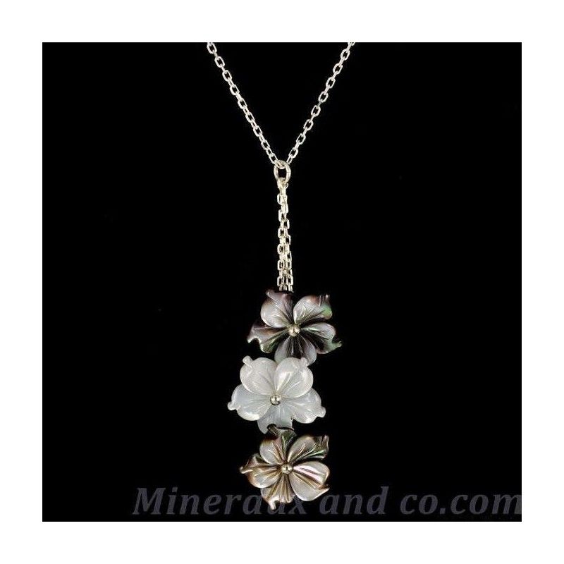 Pendentif chaîne argent et trois fleurs de nacre grises et blanches. Pendentif chaîne argent et trois fleurs de nacre grises et blanches.