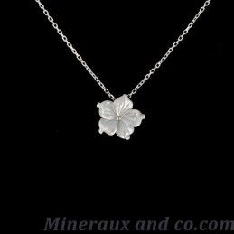 Pendentif chaîne argent 925 et fleur de nacre blanche.