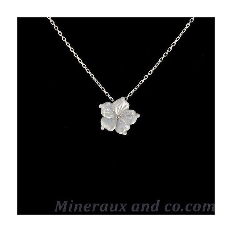 Pendentif chaîne argent 925 et fleur de nacre blanche.