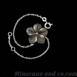 Bracelet argent et fleur de nacre grise.