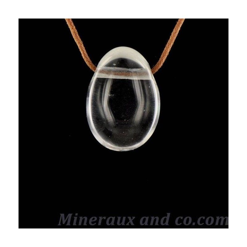 Pendentif en quartz avec cordon coton. Pendentif en quartz avec cordon coton.