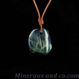 Pendentif apatite en pierre roulée sur cordon coton.