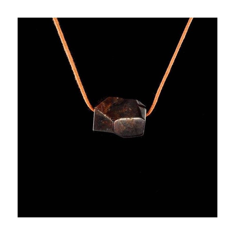 Pendentif grenat en pierre roulée sur cordon coton. Pendentif grenat en pierre roulée sur cordon coton.