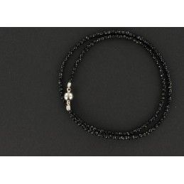 Collier ras du cou en petites perles d'onyx noir facettées