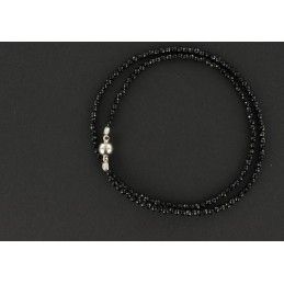 Collier ras du cou en petites perles d'onyx noir facettées