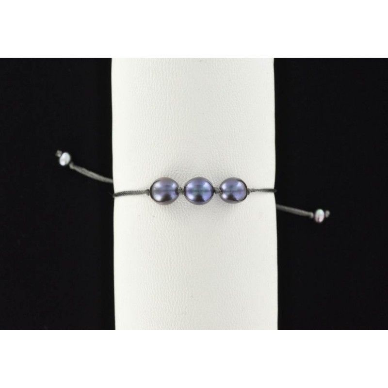 Bracelet cordon et 3 perles de culture d'eau douce noires.