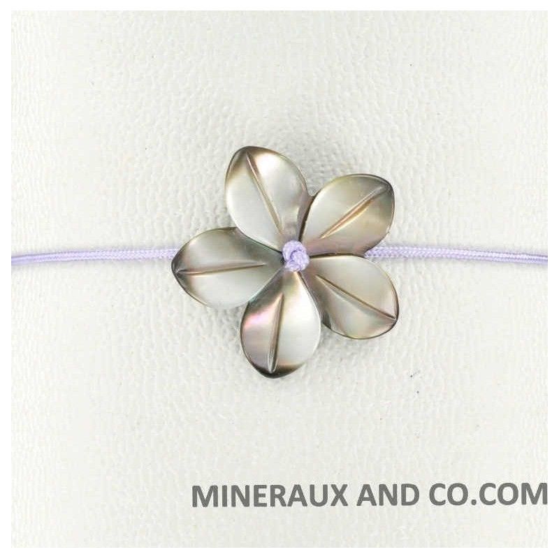 Bracelet fleur de nacre grise et cordon violet.