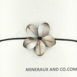 Bracelet fleur de nacre grise et cordon violet.