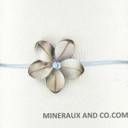 Bracelet fleur de nacre grise et cordon violet.