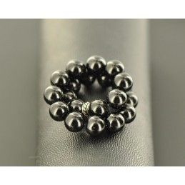 bracelet en perles de pierre spinelle noir sur un poignet femme ou homme elegant