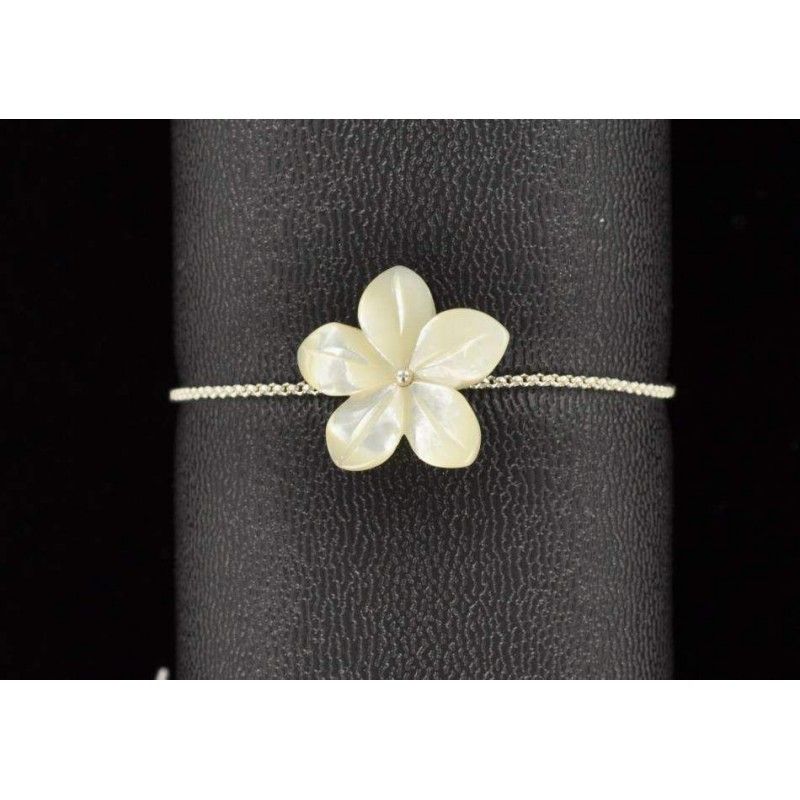 Bracelet chaîne argent 925 et fleur en nacre blanche.