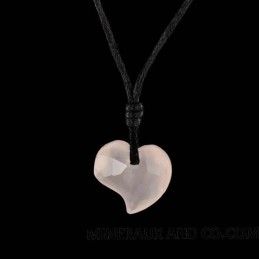 Pendentif coeur facetté en quartz rose et cordon coton.