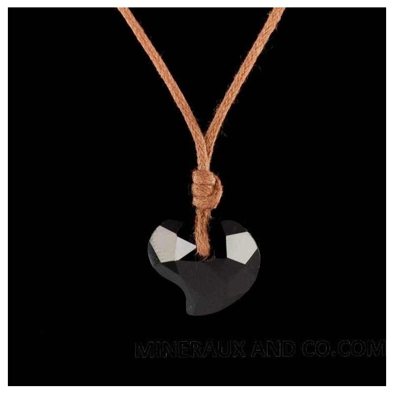 Pendentif cœur facetté en onyx noir sur cordon coton.