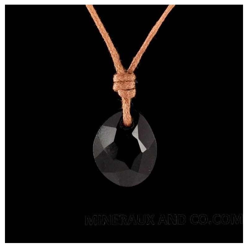Pendentif galet facetté en onyx noir. Pendentif galet facetté en onyx noir.