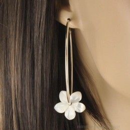 Boucles d'oreilles créole fleurs de nacre blanche et argent 925.