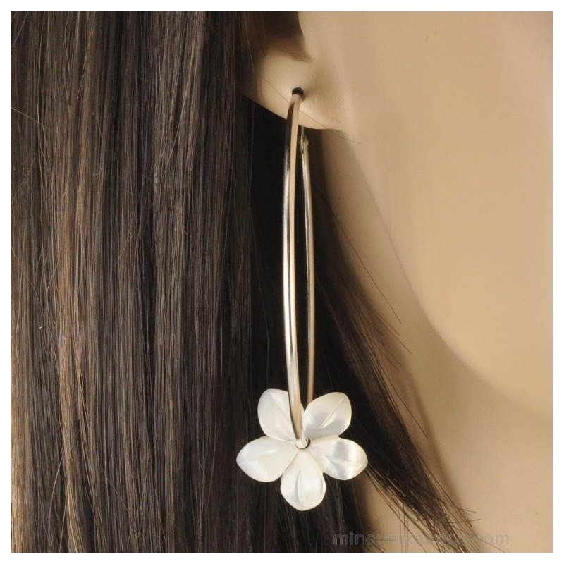 Boucles d'oreilles créole fleurs de nacre blanche et argent 925.