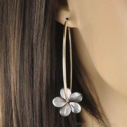 Boucles d'oreilles créole fleurs de nacre grise et argent 925.