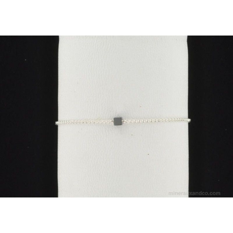 Bracelet chaîne argent 925 et pierre carrée en hématite. Bracelet chaîne argent 925 et pierre carrée en hématite.