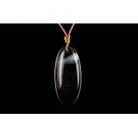 Pendentif en pierre onyx noire: Pendentif en pierre d'onyx noire